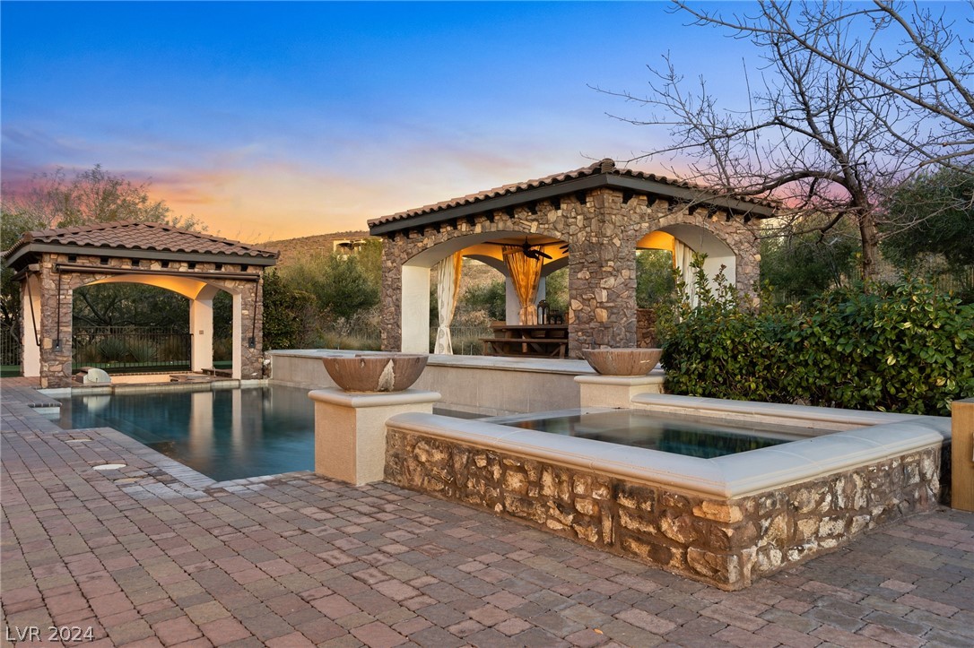 16 Paradise Valley Court