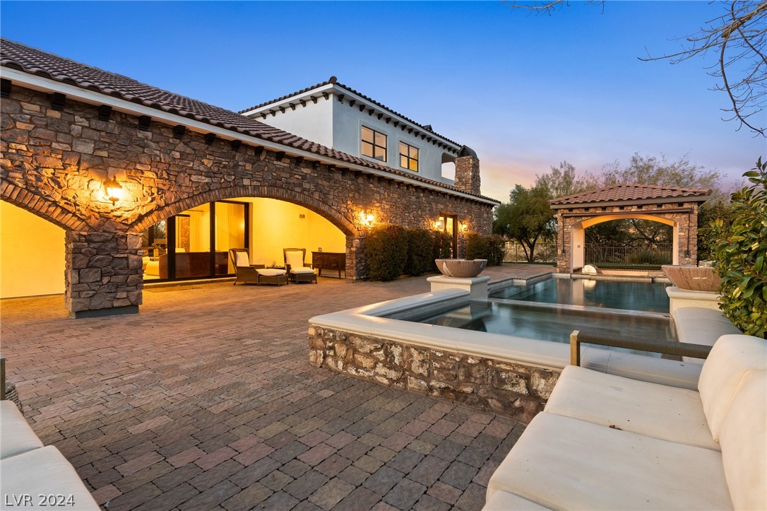 16 Paradise Valley Court
