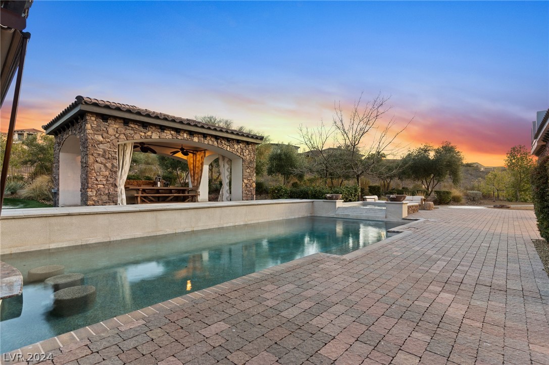 16 Paradise Valley Court