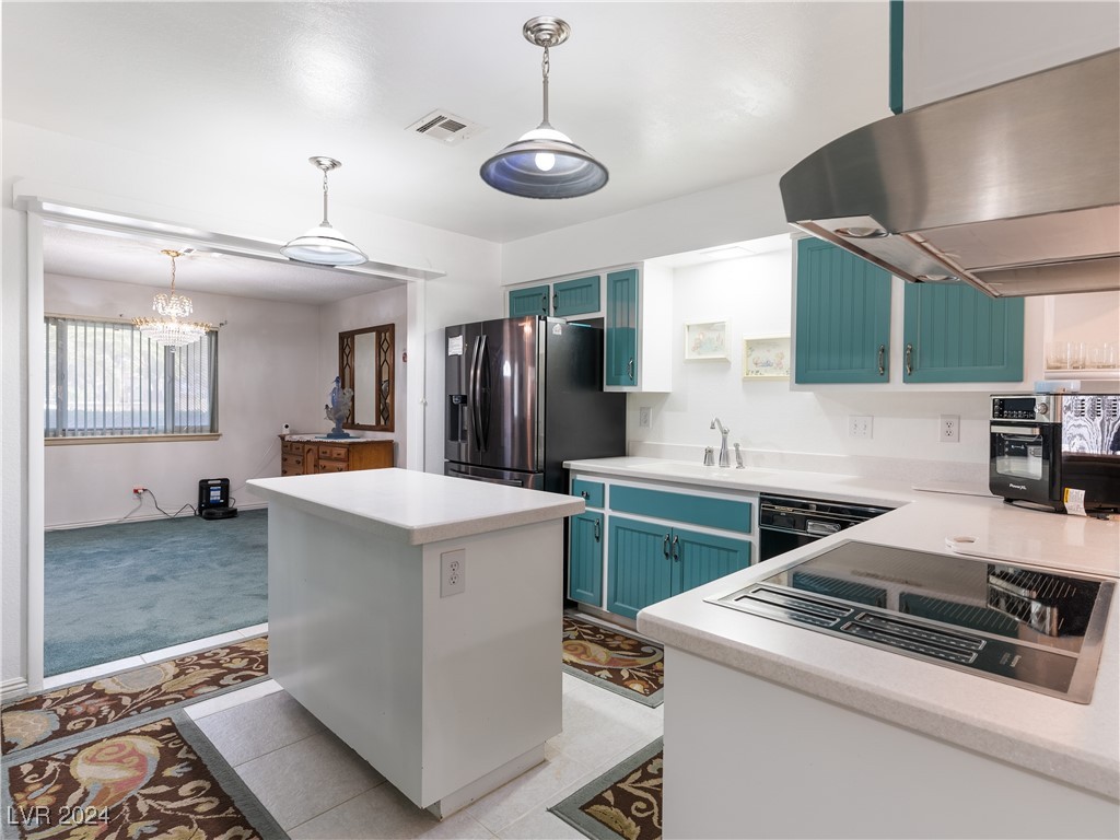 3123 East Rochelle Avenue