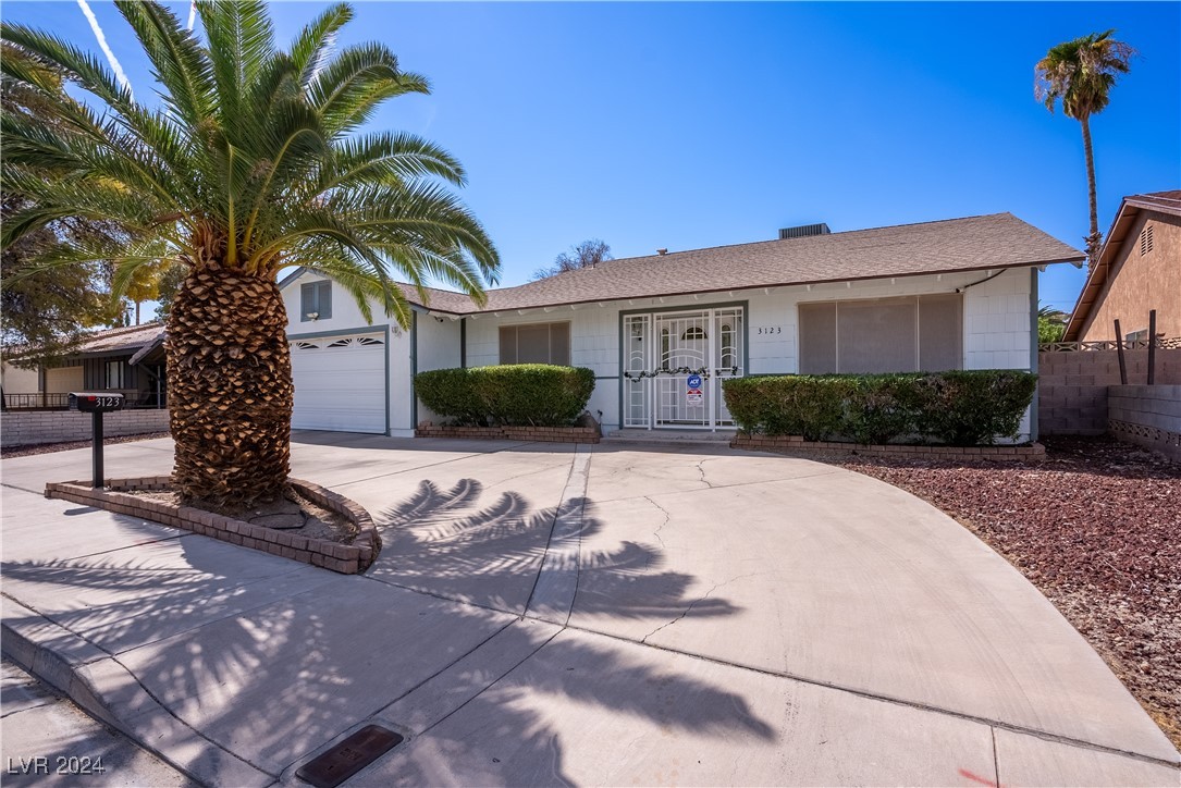 3123 East Rochelle Avenue