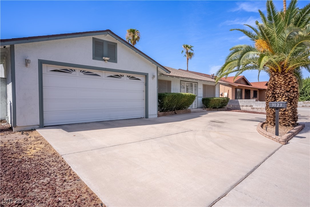 3123 East Rochelle Avenue