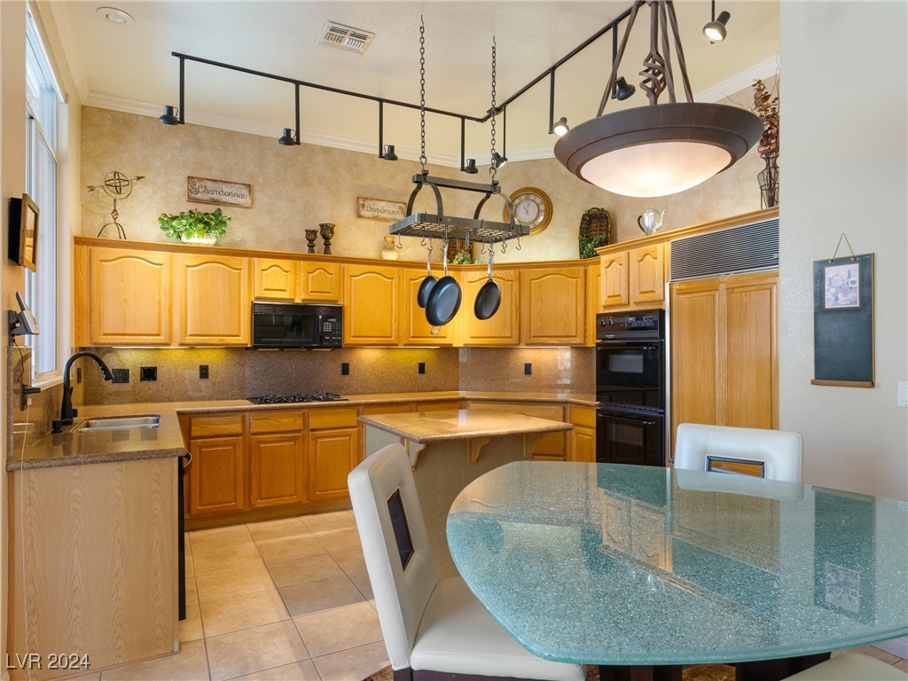 2001 Spring Rose Street