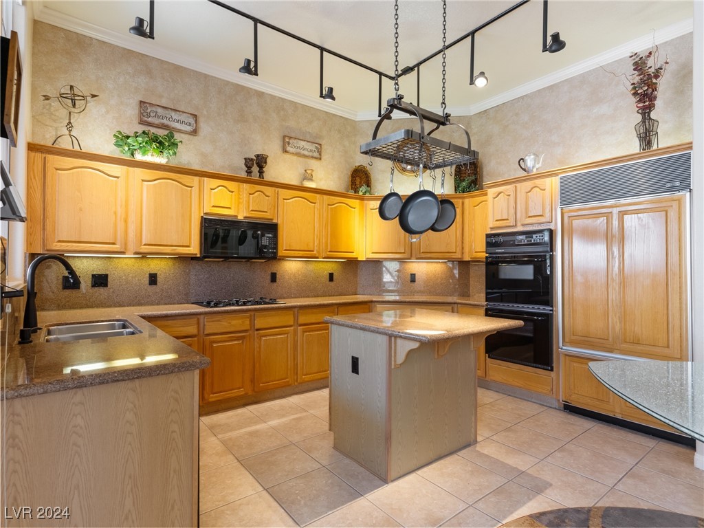 2001 Spring Rose Street