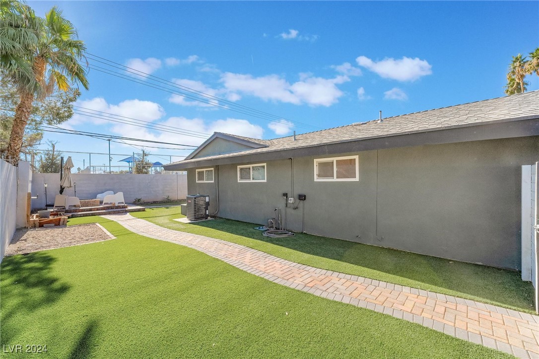 1671 Commanche Drive