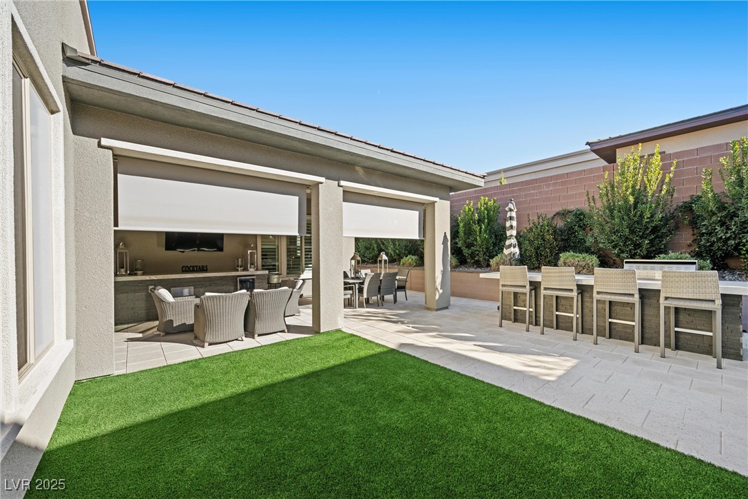 6833 Desert Crimson Street