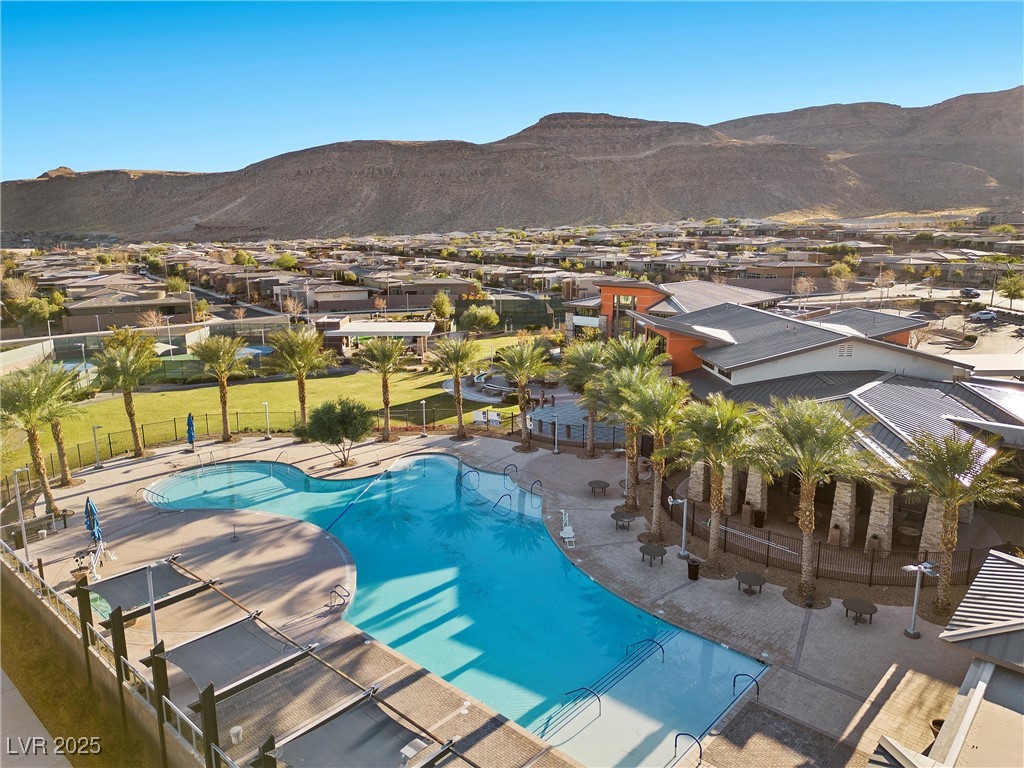 6833 Desert Crimson Street