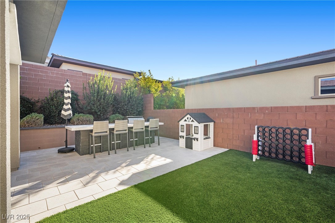 6833 Desert Crimson Street