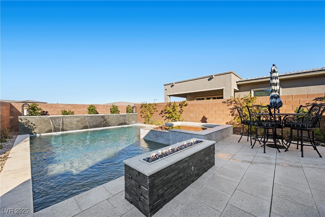 6833 Desert Crimson Street