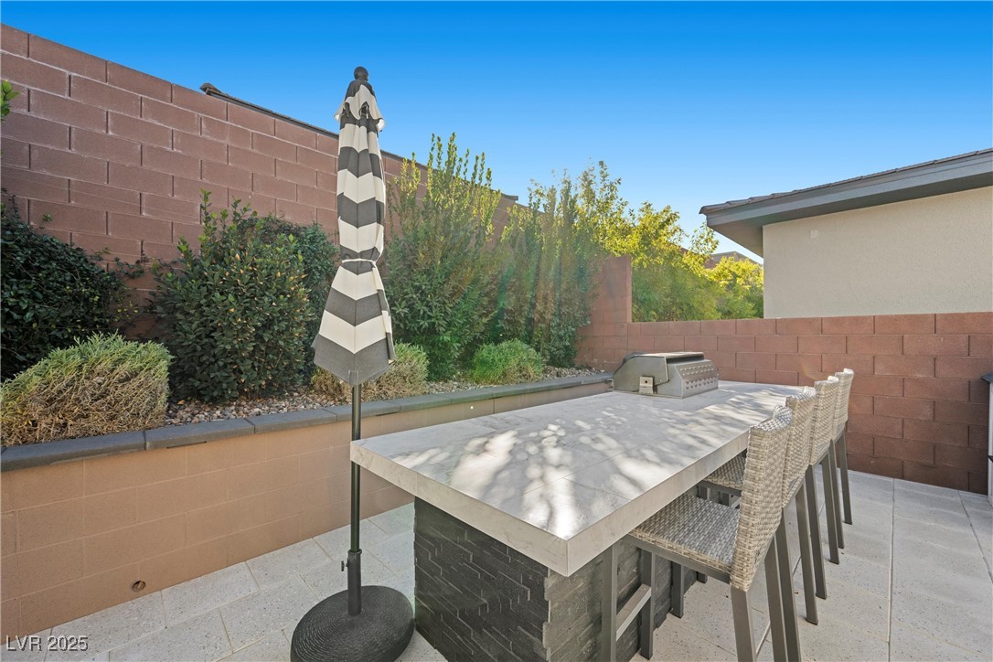 6833 Desert Crimson Street