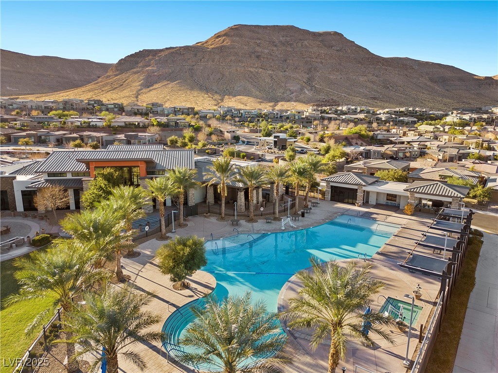 6833 Desert Crimson Street