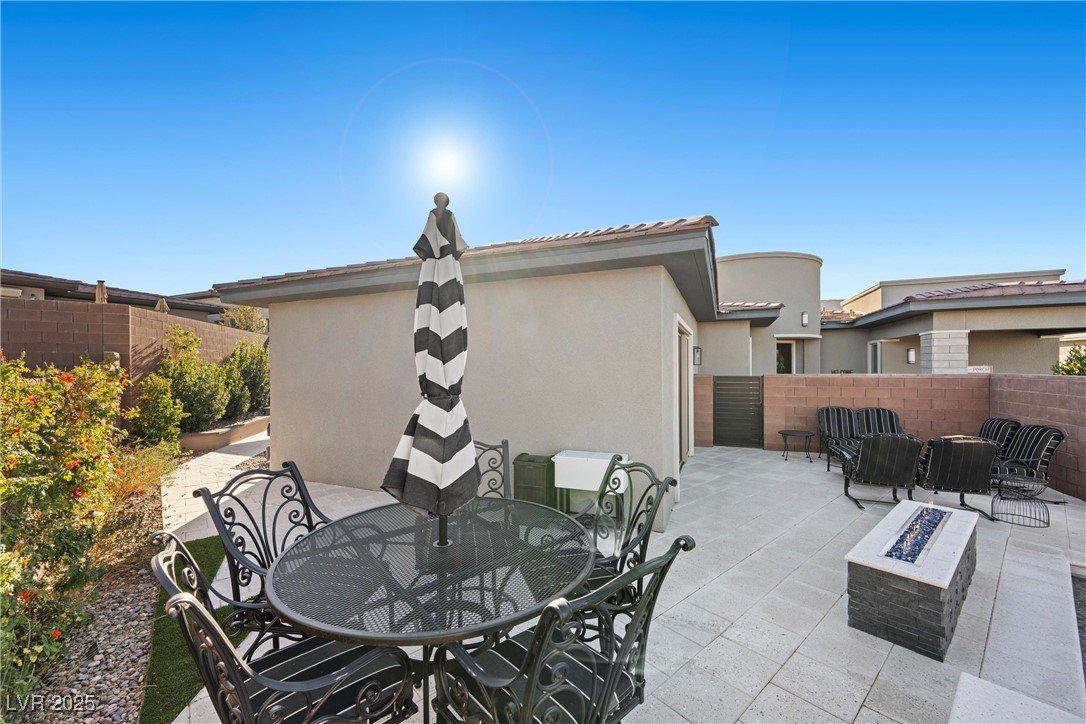 6833 Desert Crimson Street
