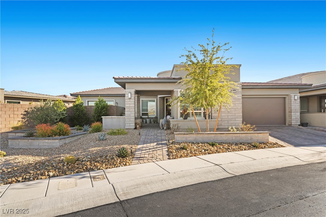 6833 Desert Crimson Street