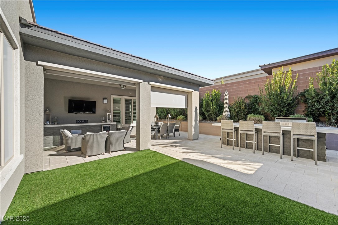 6833 Desert Crimson Street