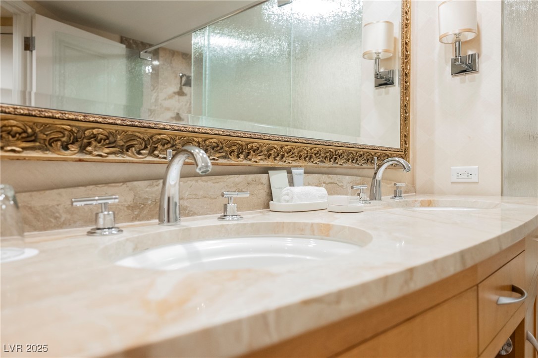 2000 North Fashion Show Drive 4301