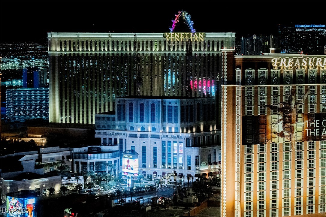 2000 North Fashion Show Drive 4301