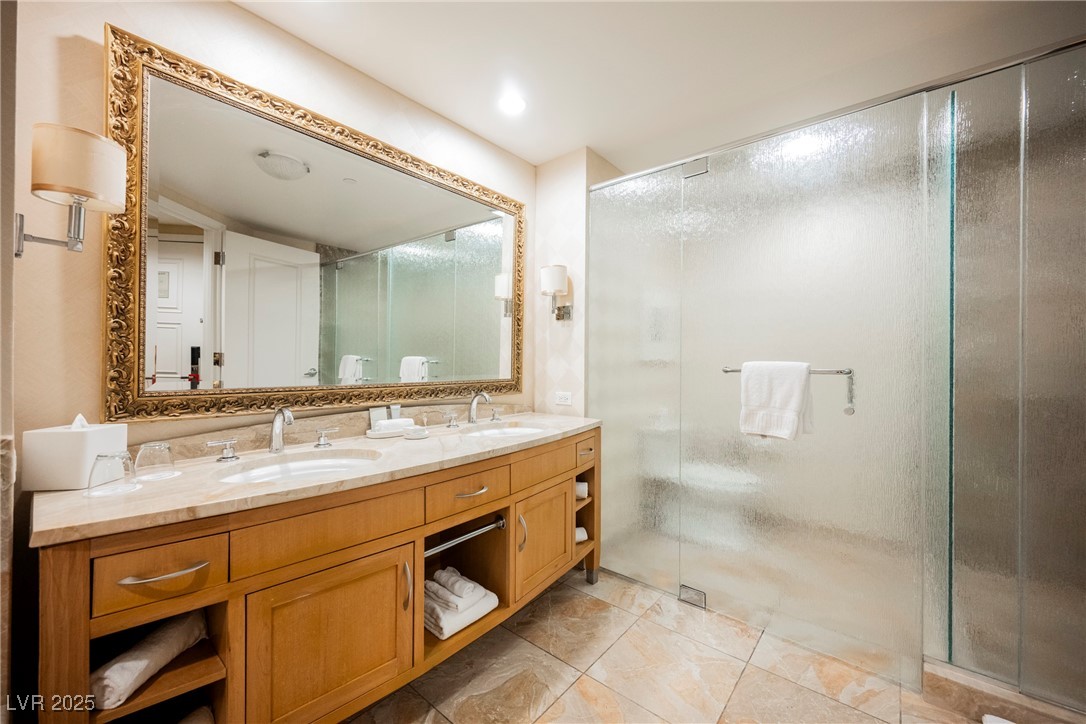 2000 North Fashion Show Drive 4301