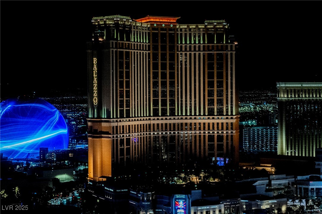 2000 North Fashion Show Drive 4301