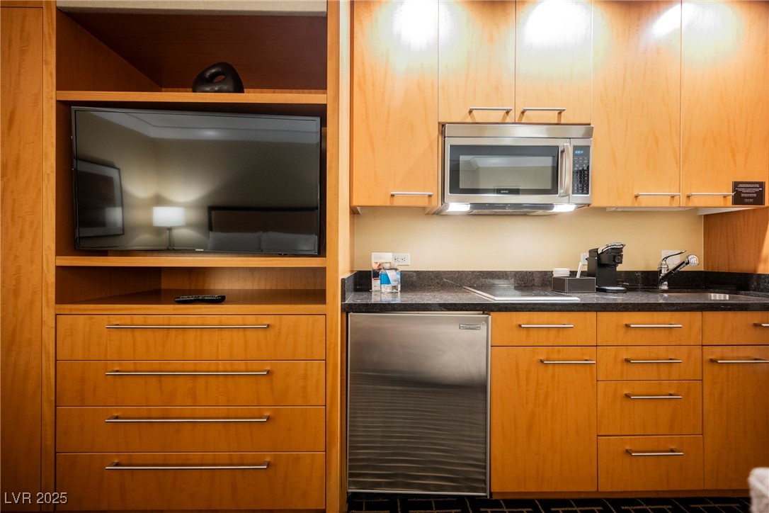 2000 North Fashion Show Drive 4301