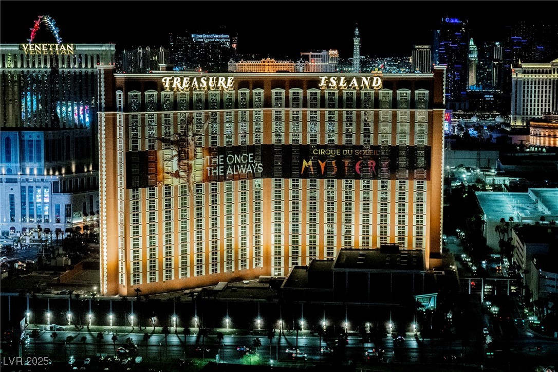 2000 North Fashion Show Drive 4301