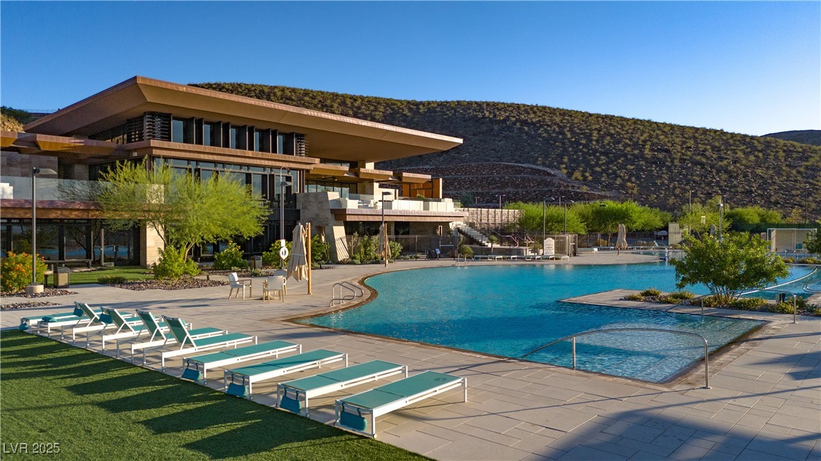 12 Wanderlust Court