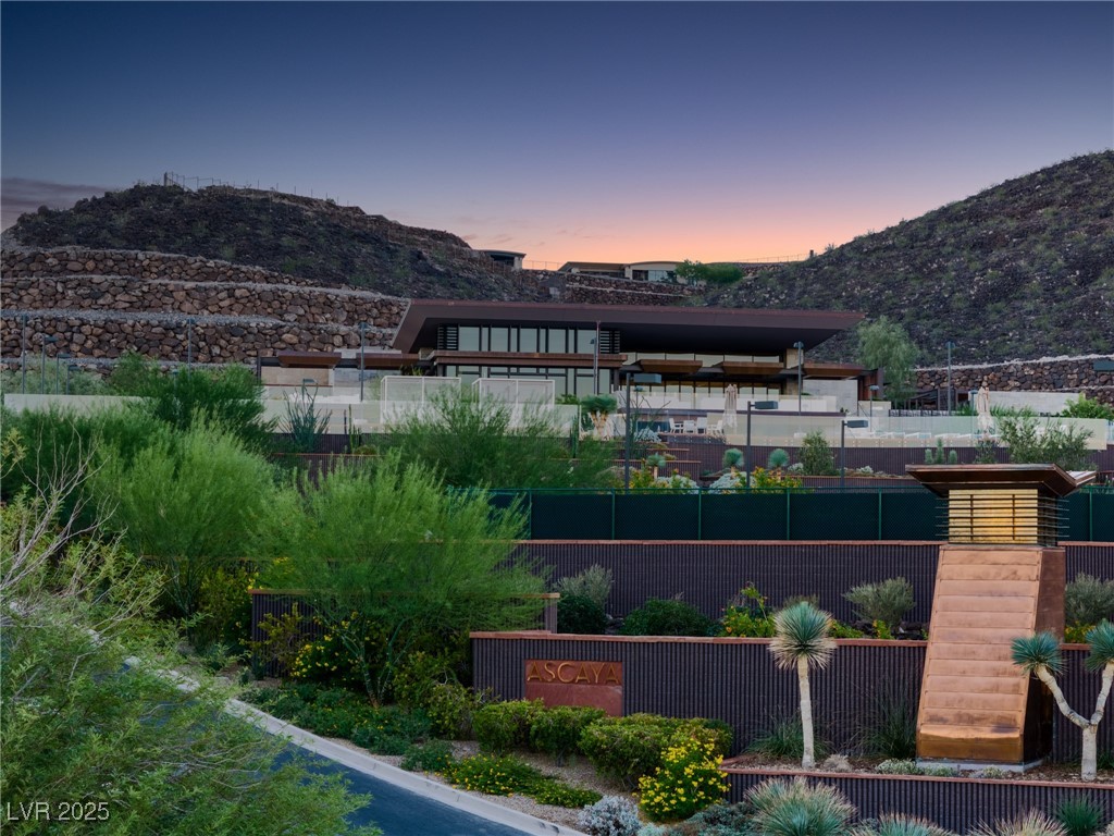 12 Wanderlust Court