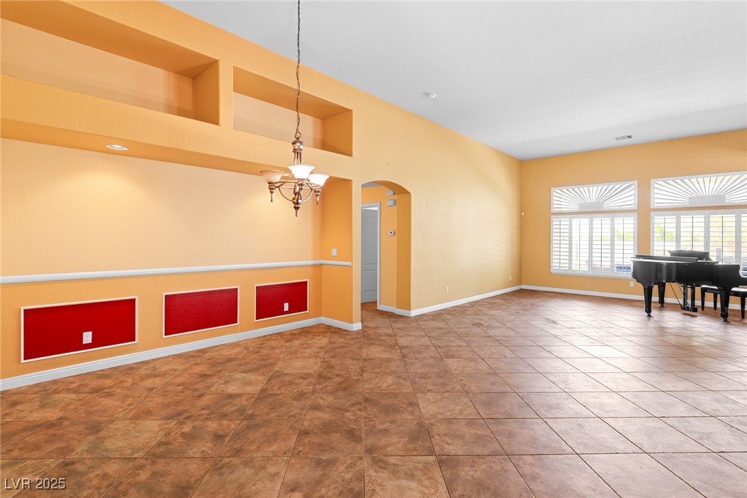 2506 Vintage Rose Avenue