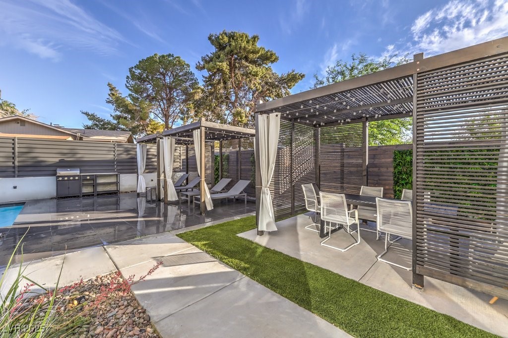 2625 East Russell Road