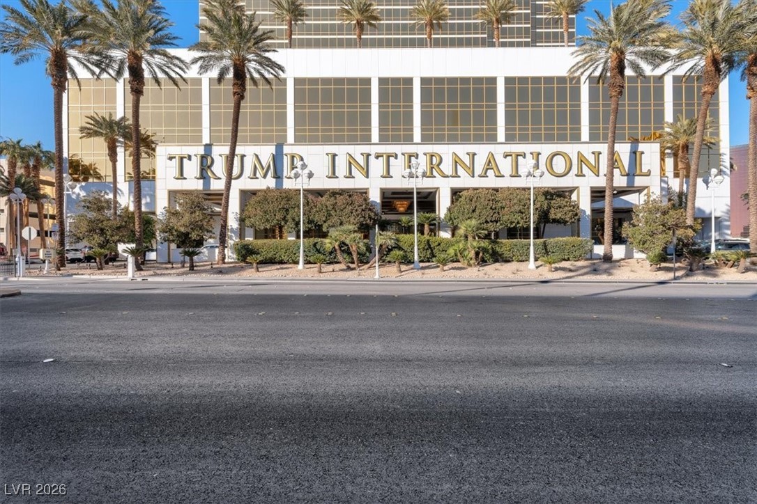 2000 North Fashion Show Drive 5326