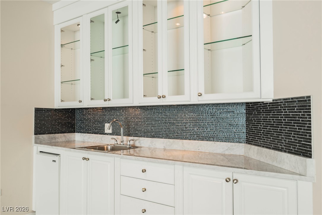 2877 Paradise Road 1604