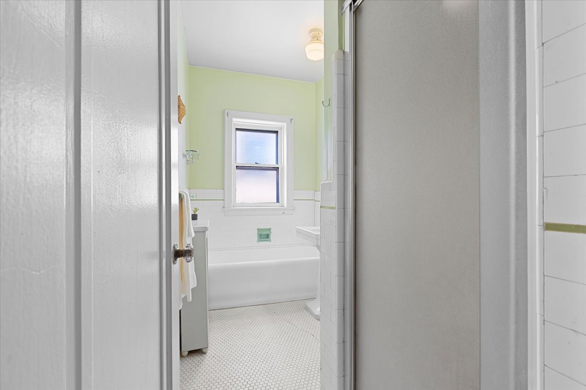 1033 Ontario Street Unit: 3ES