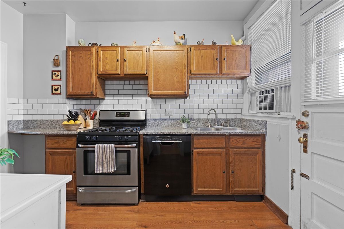 1033 Ontario Street Unit: 3ES