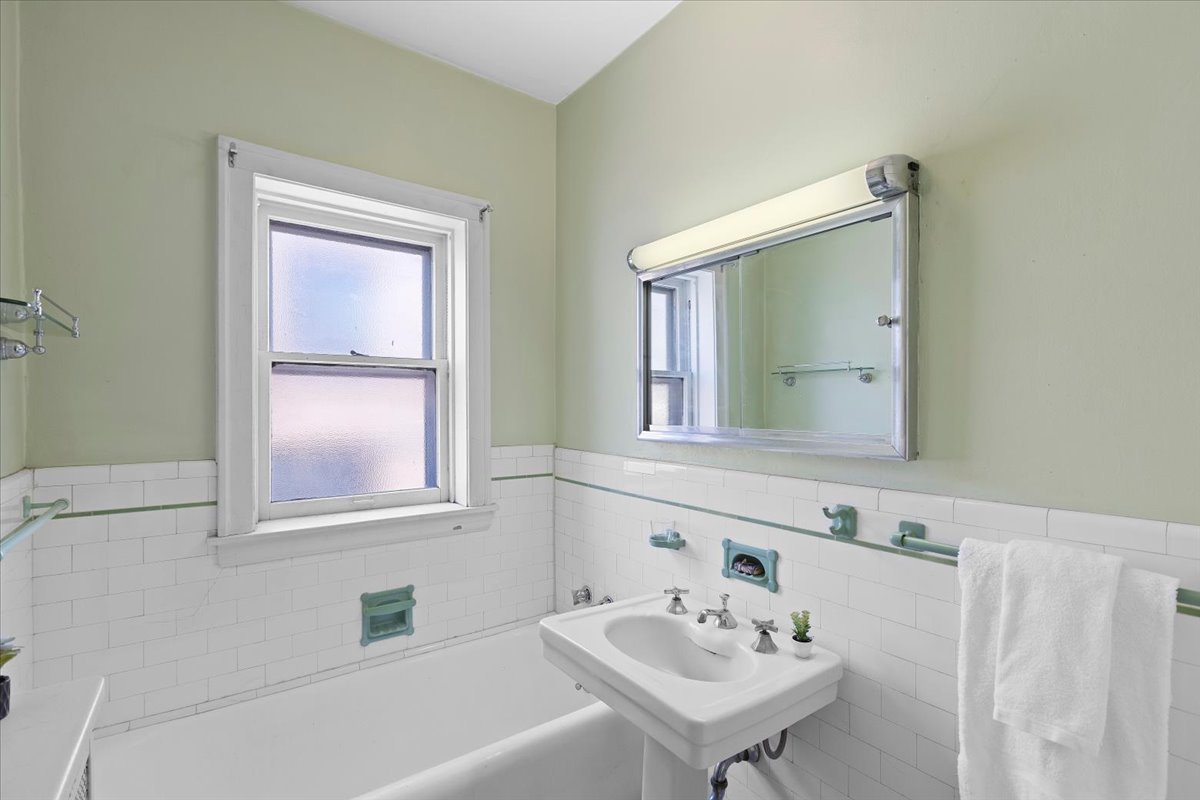 1033 Ontario Street Unit: 3ES