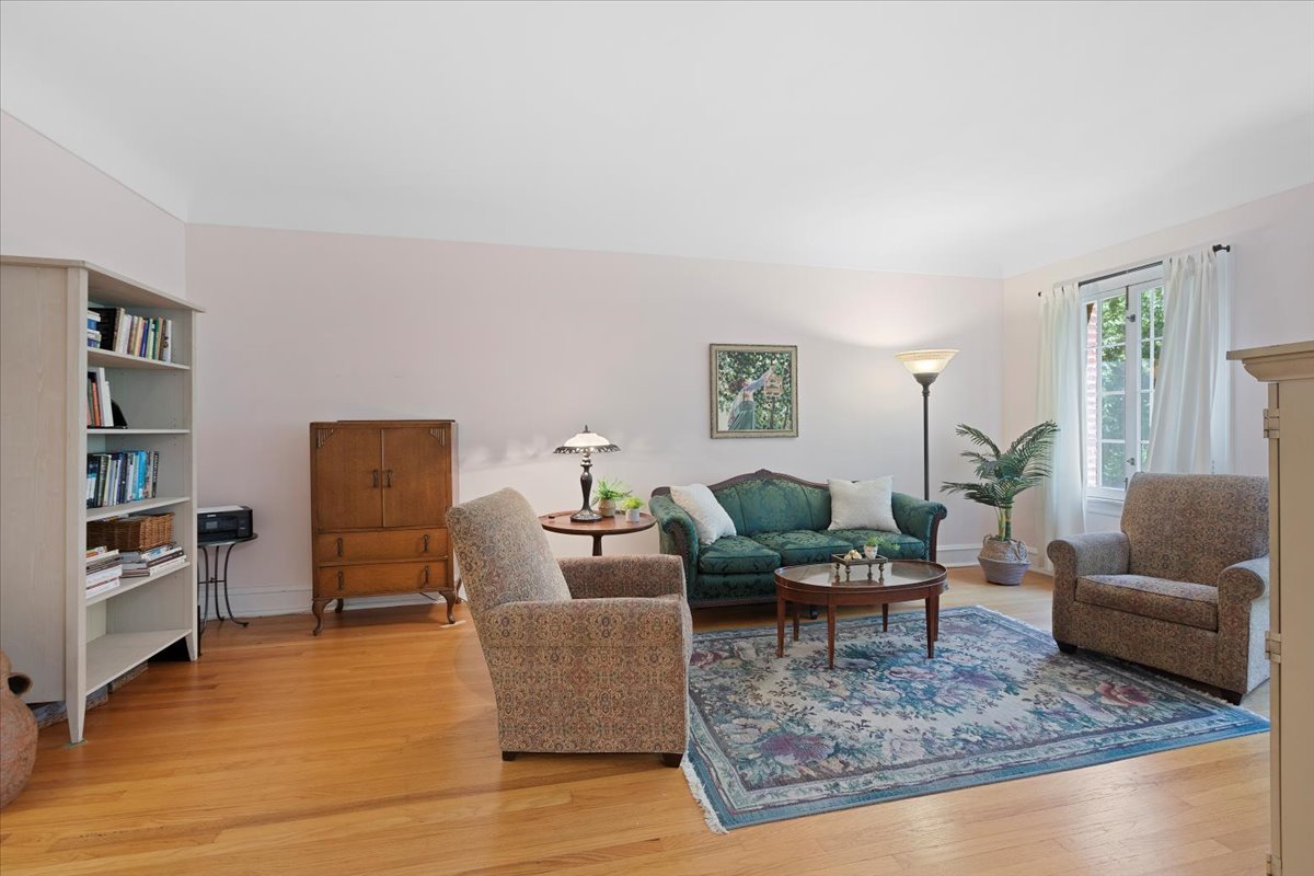 1033 Ontario Street Unit: 3ES