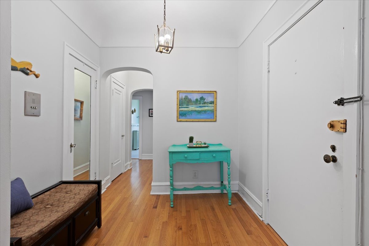 1033 Ontario Street Unit: 3ES