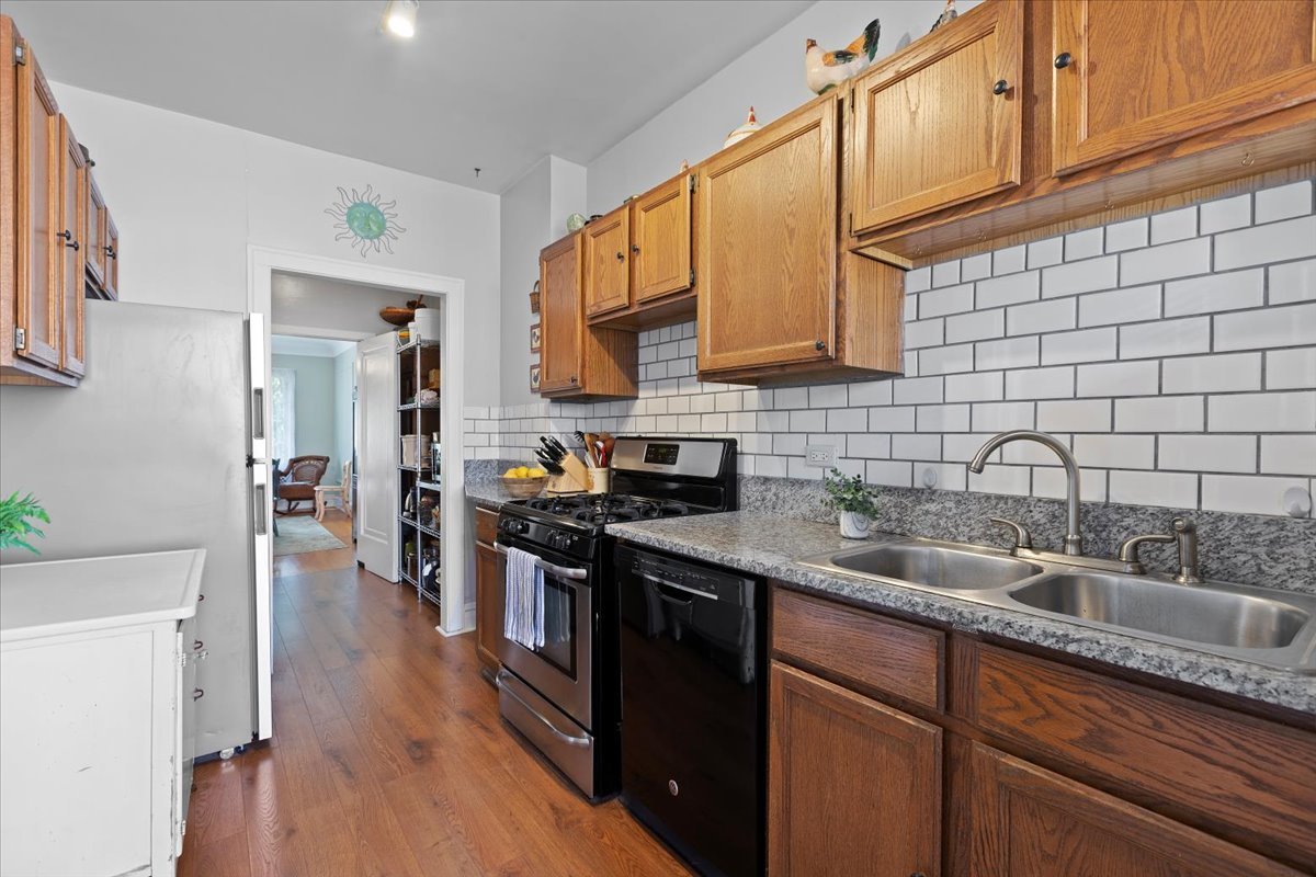 1033 Ontario Street Unit: 3ES