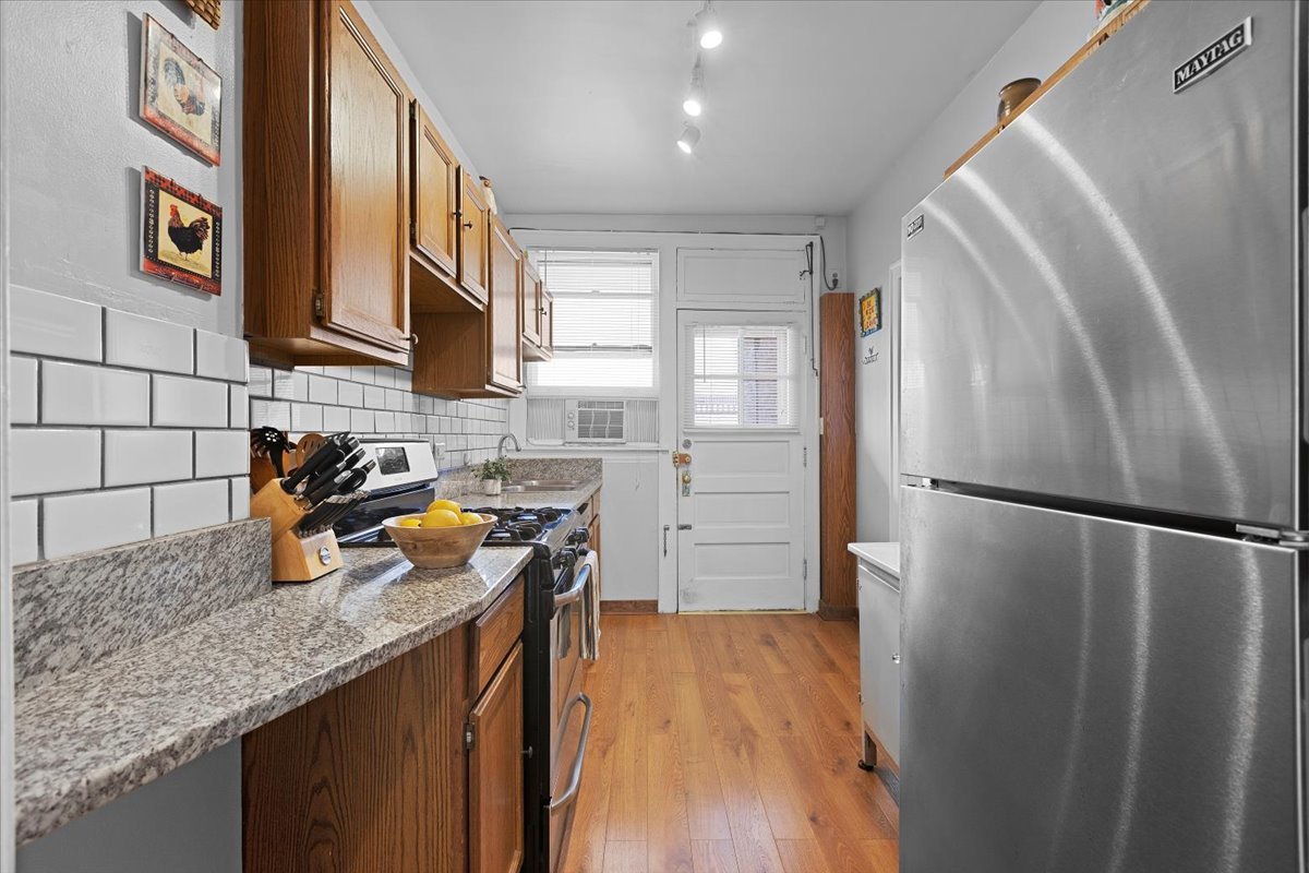 1033 Ontario Street Unit: 3ES