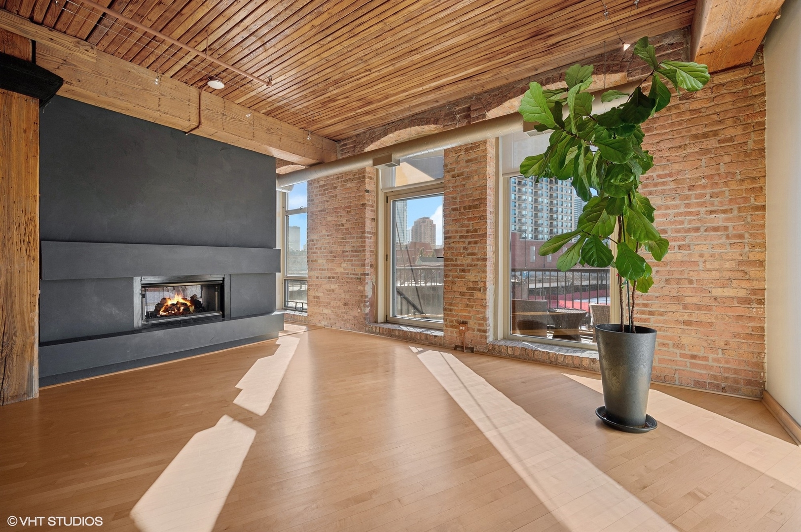 550 N Kingsbury Street Unit: 206