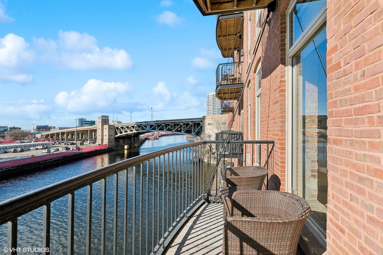550 N Kingsbury Street Unit: 206