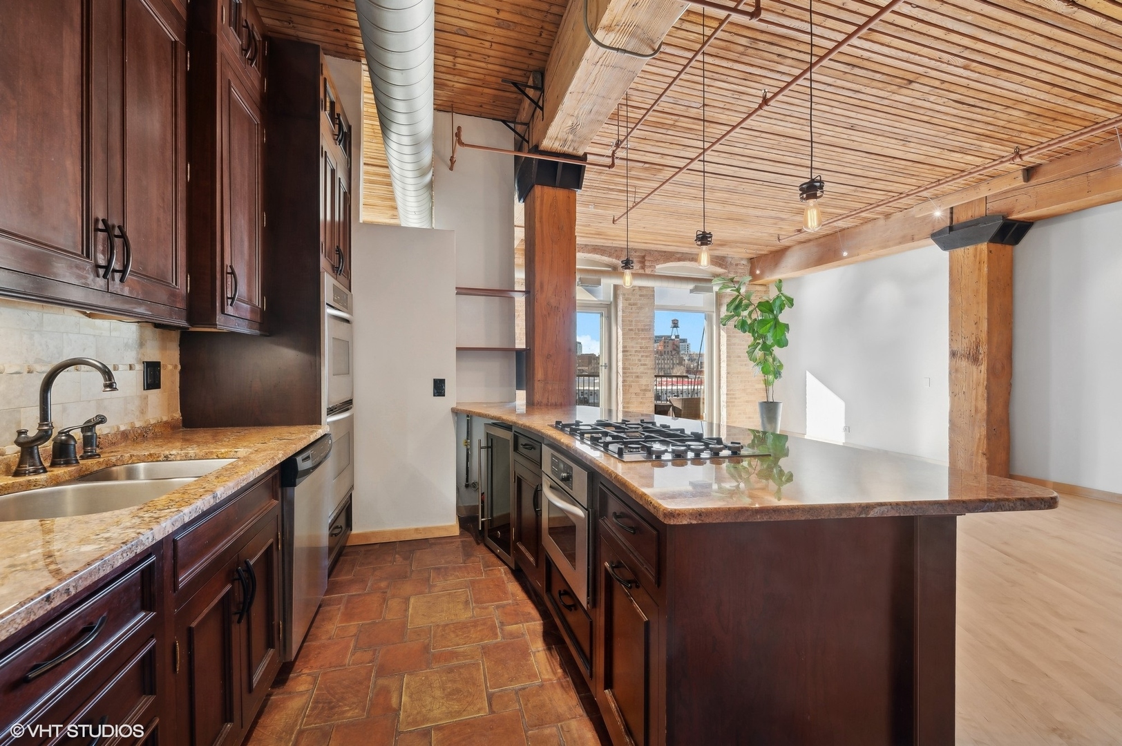 550 N Kingsbury Street Unit: 206