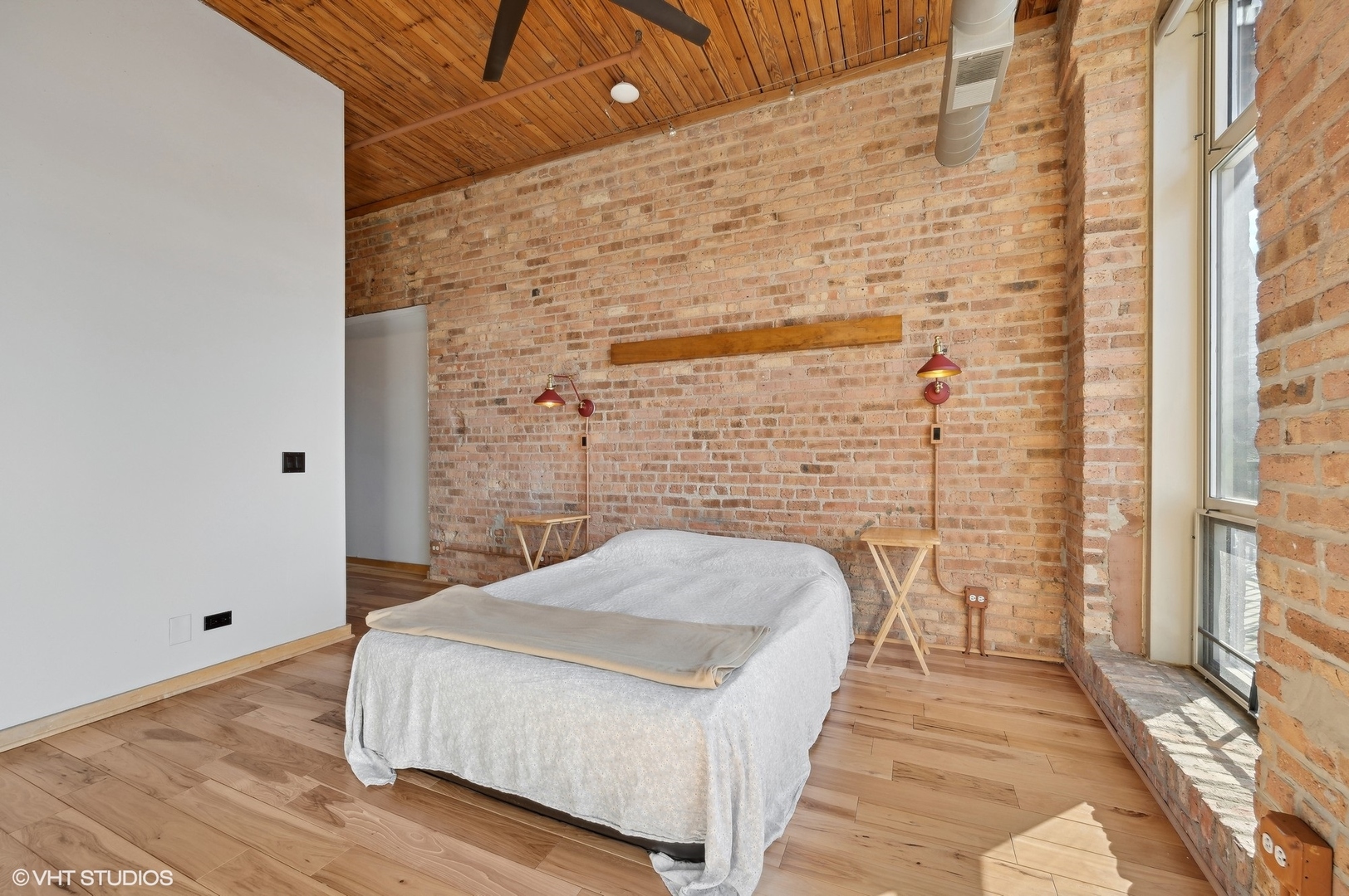 550 N Kingsbury Street Unit: 206