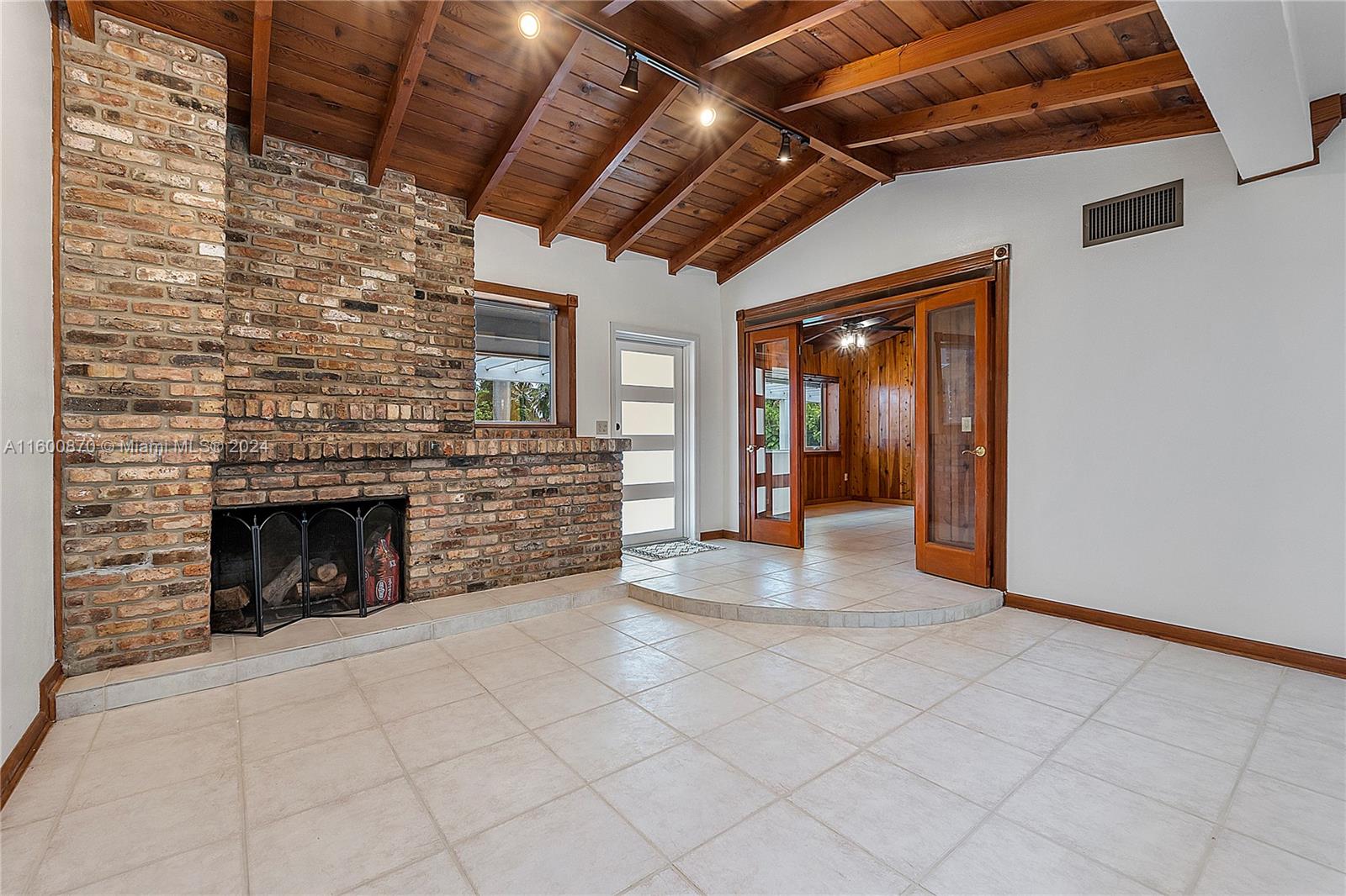 41 Holly Ln