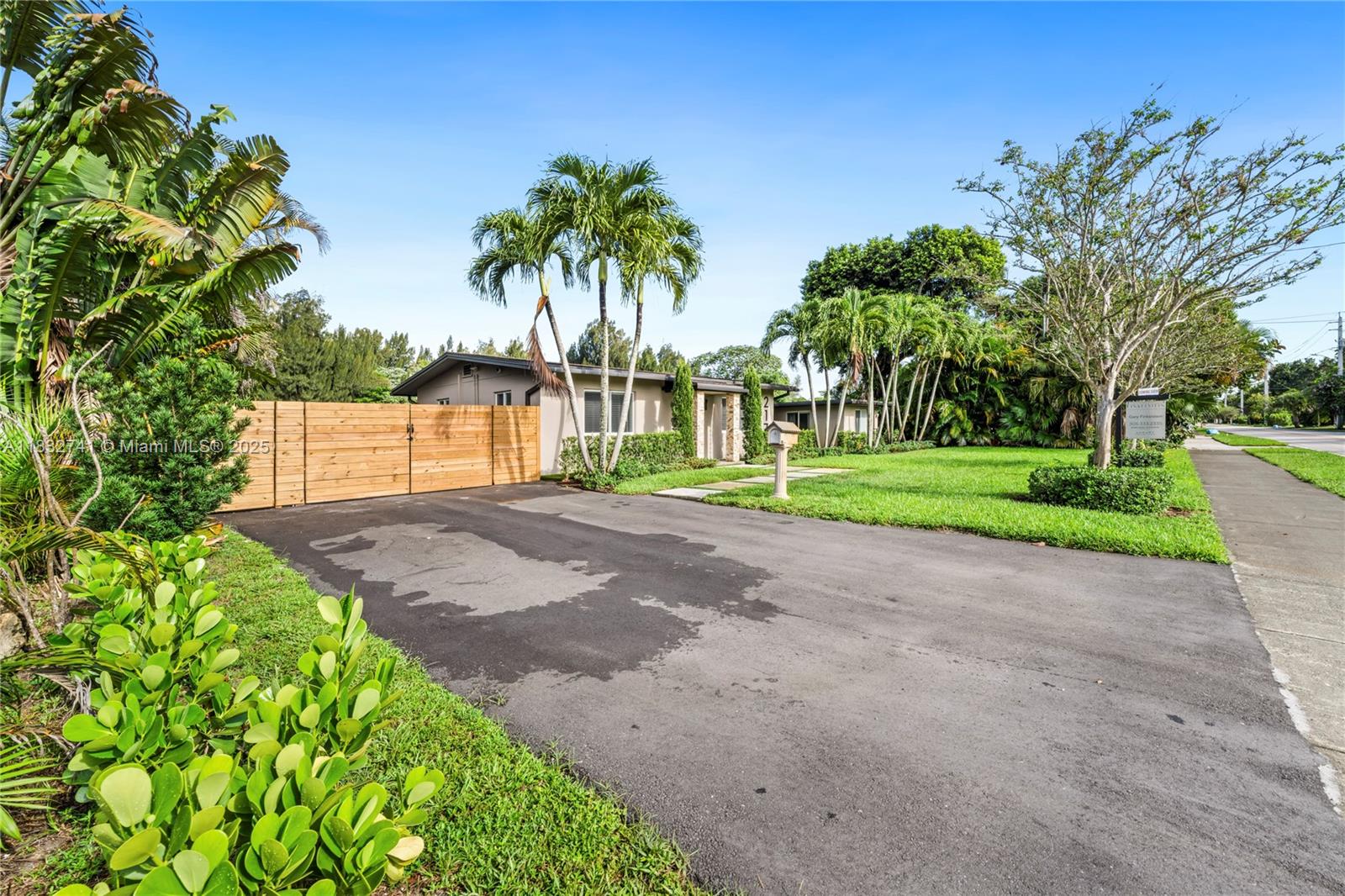217 E Acre Dr