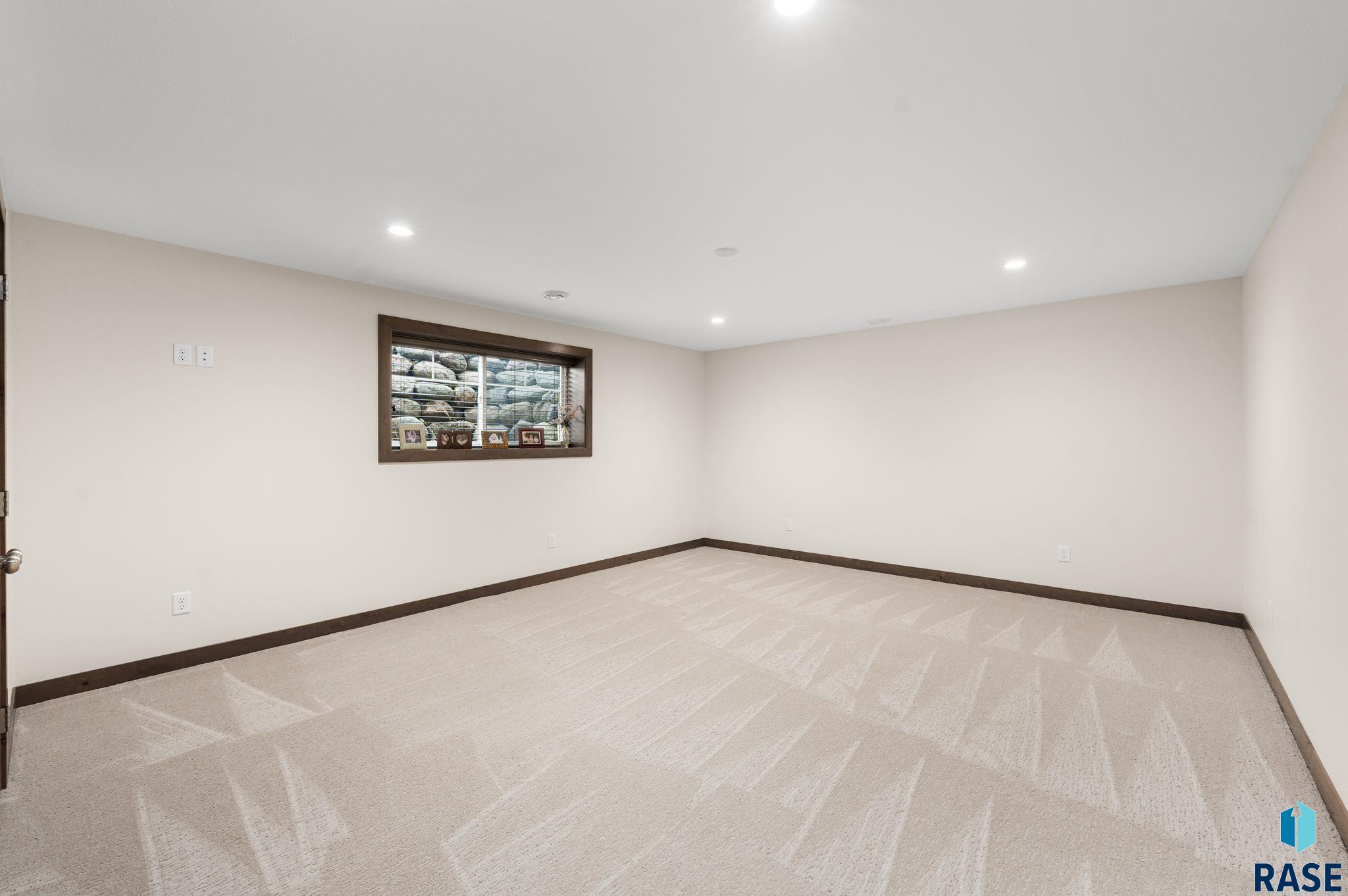 2905 W 77th St