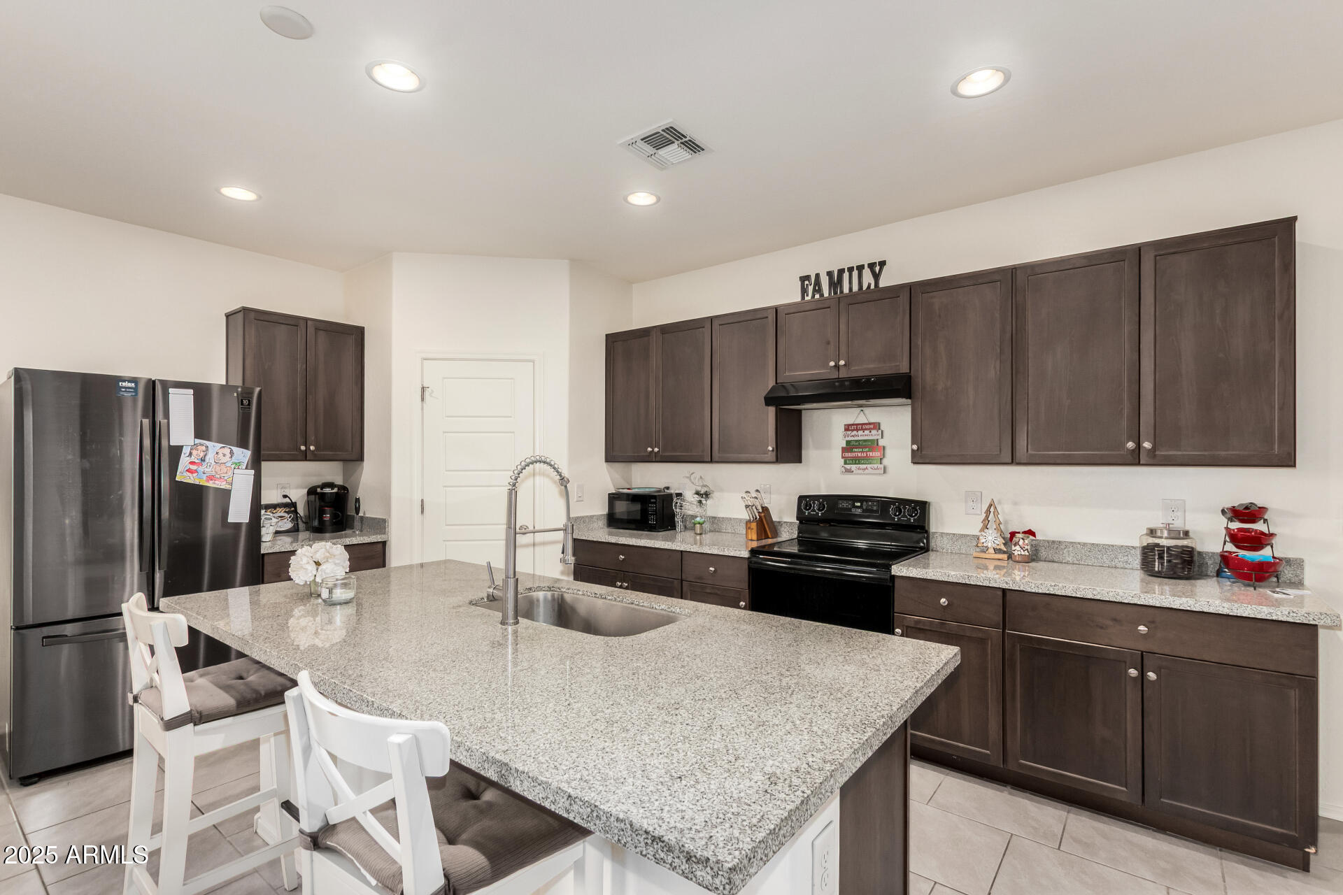 1630 E PRICKLY PEAR Place