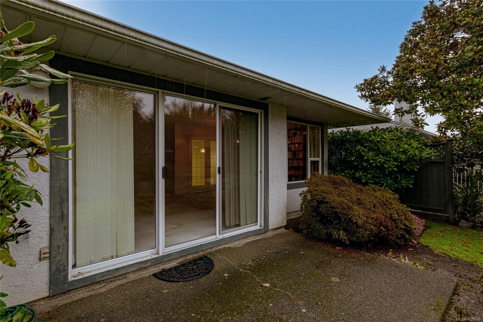 5110 Cordova Bay Rd # 41