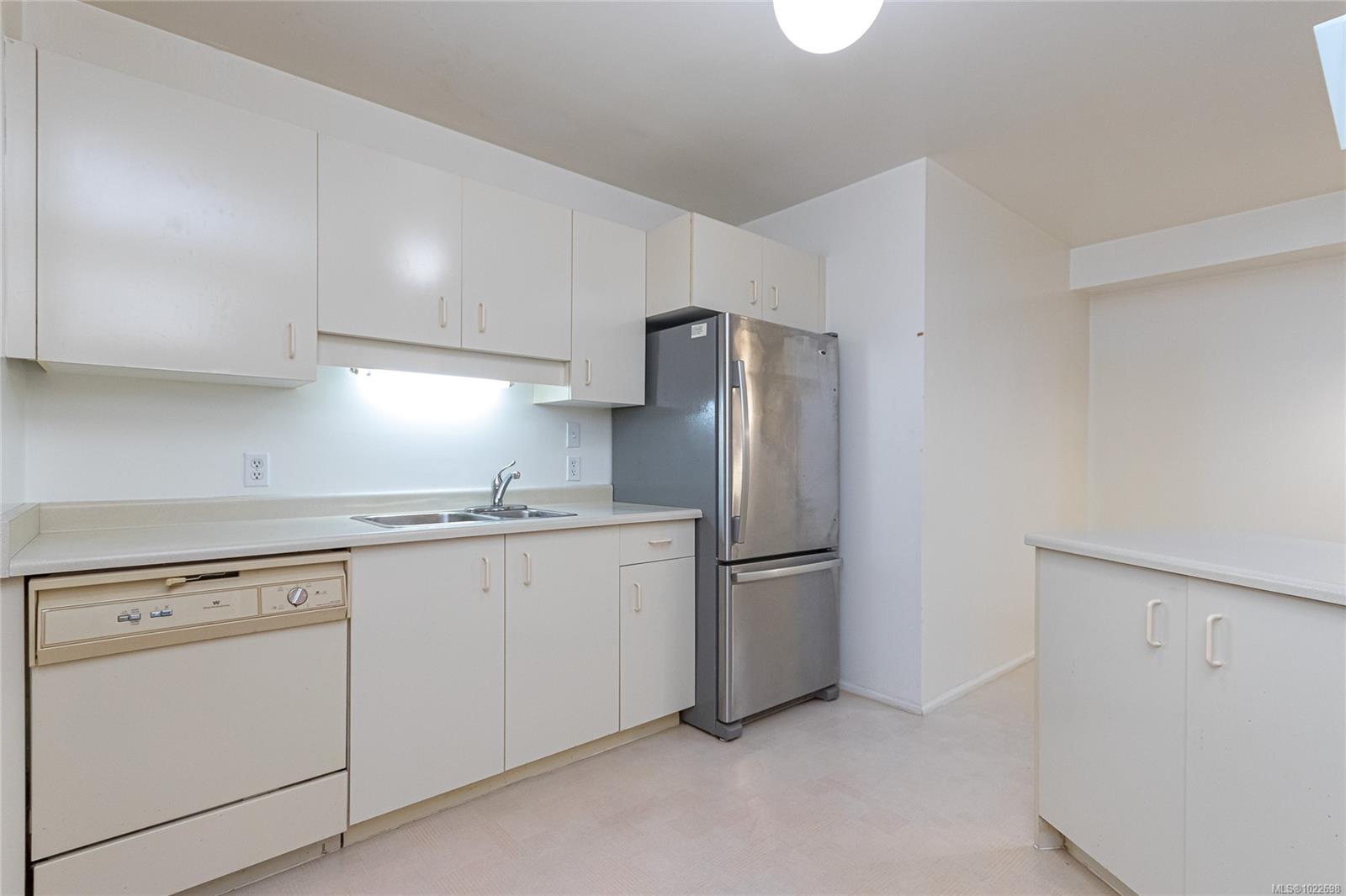 5110 Cordova Bay Rd # 41