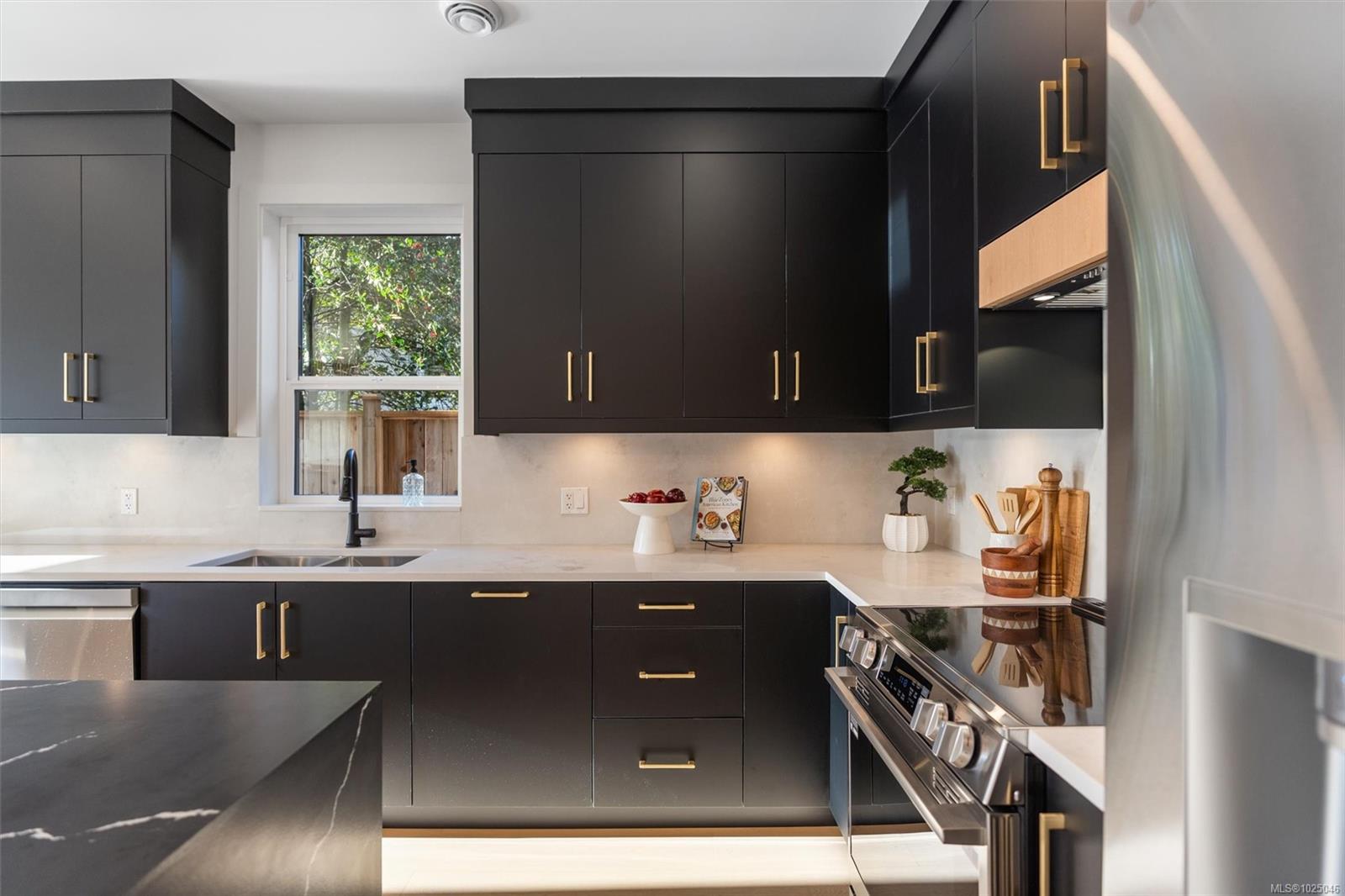 588 Whiteside St # 3