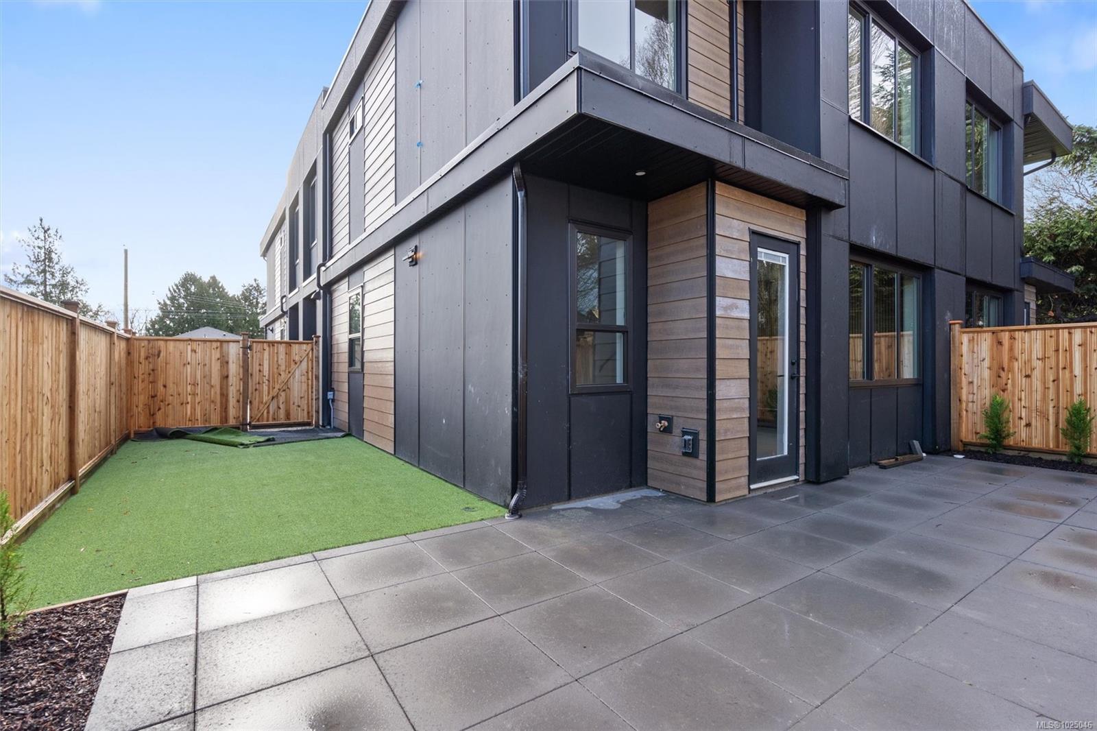 588 Whiteside St # 3