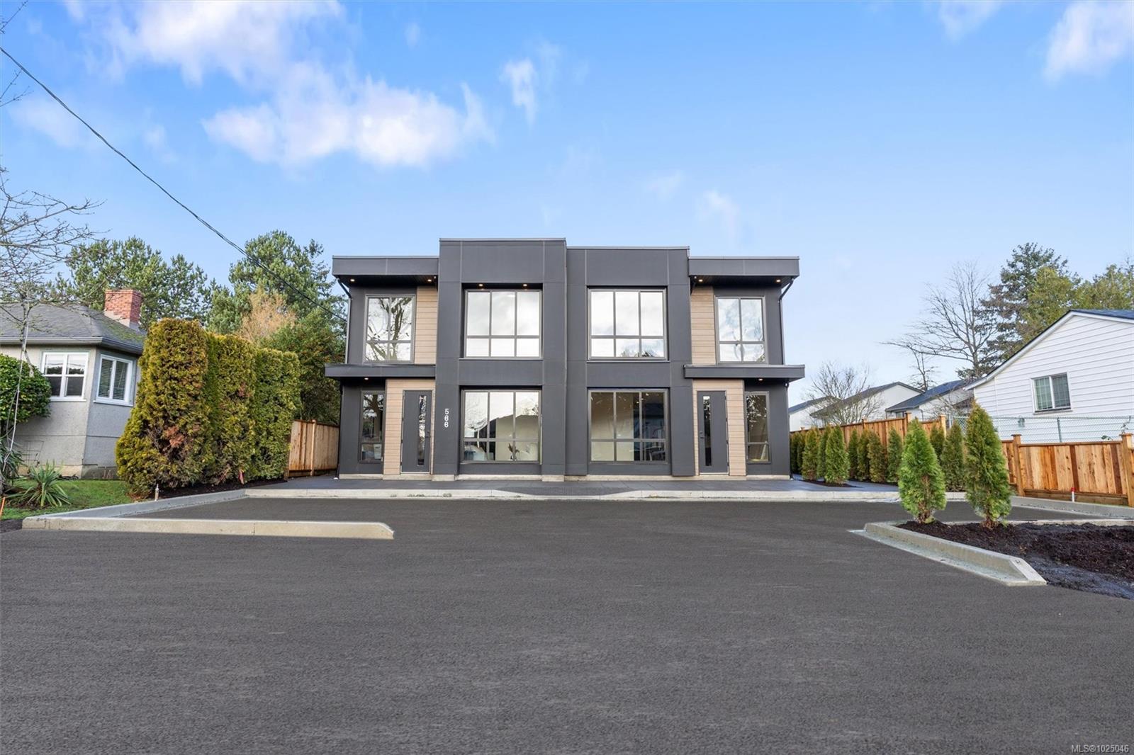 588 Whiteside St # 3